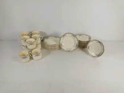 Set fijn porselein servies met bloemenmotief en gouden rand – kavel bij De Kringwinkel, Turnhout