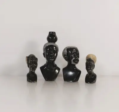 Set van vier handgesneden Afrikaanse portretbustes in steen – kavel bij De Kringwinkel, Turnhout