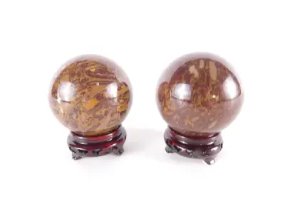 Set van 2 decoratieve stenen bollen op houten voet – kavel bij De Kringwinkel, Heverlee