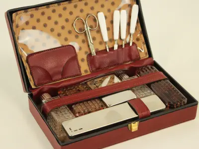Vintage reisscheerset in faux leder koffertje bordeauxrood – kavel bij De Kringwinkel, Antwerpen