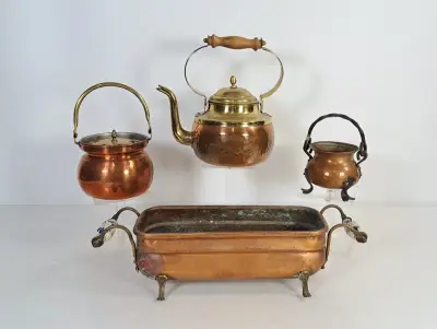 Set koperen theepotten en schaal met handvatten – kavel bij De Kringwinkel, Turnhout