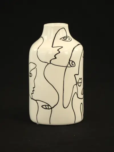 Wit porseleinen vaasje met gezichten in de stijl van Picasso – kavel bij De Kringwinkel, Antwerpen