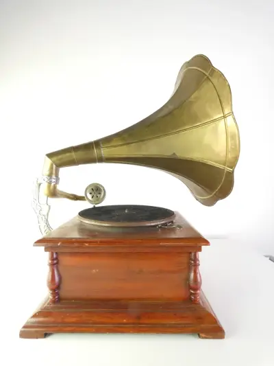 Reproductie van een His Master's Voice (HMV) grammofoon(jaren 90) – kavel bij De Kringwinkel, Heverlee