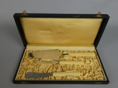 Driedelig serveerbestek in cassette (J. Desloges Bruxelles) – kavel bij De Kringwinkel, Diest