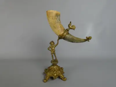 Decoratieve drinkhoorn op figuurlijke standaard – kavel bij De Kringwinkel, Diest