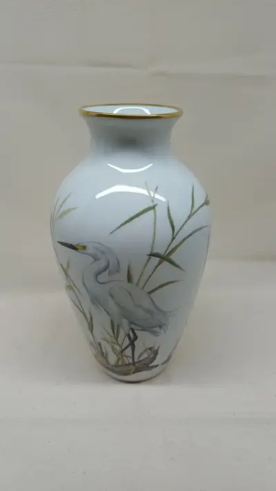 Porseleinen vaas met reiger van Franklin Porcelain – kavel bij De Kringwinkel, Zottegem