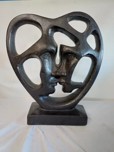 Abstracte sculptuur van twee gezichten in hartvorm – kavel bij De Kringwinkel, Oudenaarde