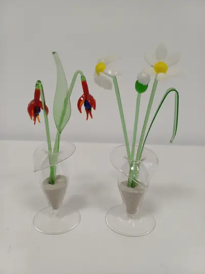 Set glazen bloemen in vaasjes – kavel bij De Kringwinkel, Ronse