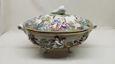Italiaanse Capodimonte dekselschaal met reliëfdecoratie – kavel bij De Kringwinkel, Zottegem