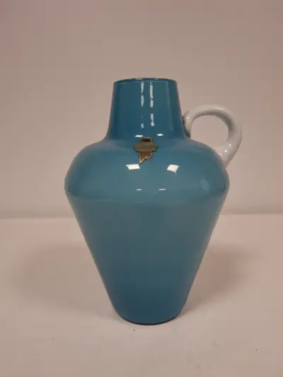 Blauwe vintage vaas met handvat en gouden sticker – kavel bij De Kringwinkel, Ronse