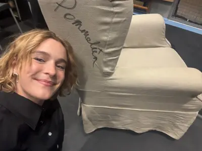 Beige fauteuil gesigneerd door Pommelien Thijs – kavel bij De Kringwinkel, Geraardsbergen