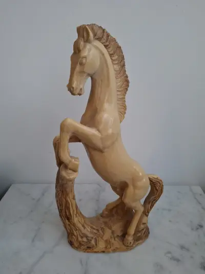 Vintage sculptuur steigerend paard – kavel bij De Kringwinkel, Herzele