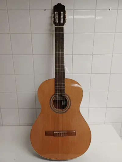 Spaanse klassieke gitaar "Guitarras de Artesania Cuenca" – kavel bij De Kringwinkel, Liedekerke