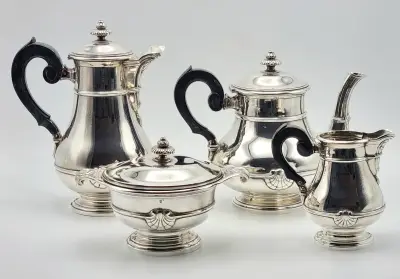Zilveren theepot, koffiepot, suikerpot en roomkan, Gombert & Bibollet - Frankrijk, eerste kwart 20e eeuw – kavel bij Veilinghuis Klinkhamer, Groningen