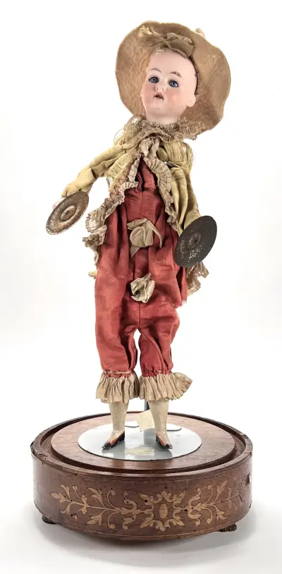 Pop onder stolp – mechanische muzikant met cymbalen, Frankrijk, ca. 1890 – kavel bij Veilinghuis Klinkhamer, Groningen