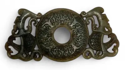 Jaden bi stone amulet - China, 20e eeuw – kavel bij Veilinghuis Klinkhamer, Groningen