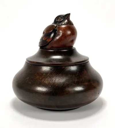 Houten dekseldoosje met slapende mus, toegeschreven Gra Rueb – Nederland, ca. 1935 – kavel bij Veilinghuis Klinkhamer, Groningen