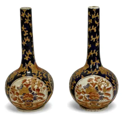 Imari flesvazen - floraal decor, Japan, eerste helft 20e eeuw – kavel bij Veilinghuis Klinkhamer, Groningen