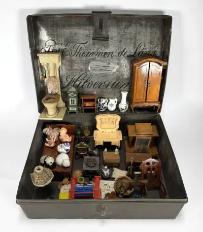 Metalen kist met poppenhuisminiaturen, begin 20e eeuw – kavel bij Veilinghuis Klinkhamer, Groningen