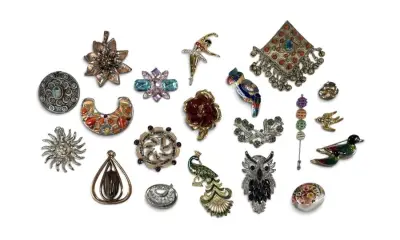 Broches en kettinghangers – emaille, strass en glas, tweede helft 20e eeuw – kavel bij Veilinghuis Klinkhamer, Groningen