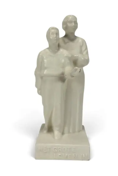 Art Deco beeld, ontwerp Etha Lempke voor Plateelbakkerij Zuid-Holland Gouda – N.V.V. propaganda, 1939 – kavel bij Veilinghuis Klinkhamer, Groningen