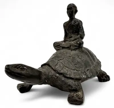 Bronzen beeld – mediterende monnik op schildpad, Thailand, 20e eeuw – kavel bij Veilinghuis Klinkhamer, Groningen
