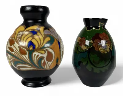 Art Deco aardewerken vazen, Eskaf en Gouda - polychroom floraal decor, ca. 1920–1930 – kavel bij Veilinghuis Klinkhamer, Groningen