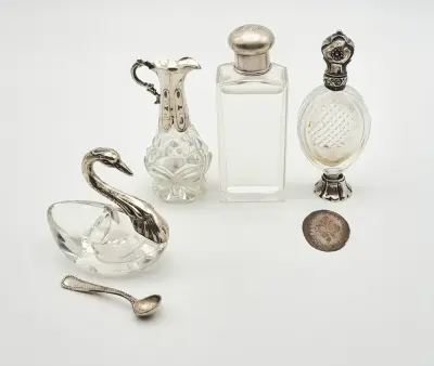 Convoluut zilver - parfumflacons, karaf en zoutvaatje, eerste helft 20e eeuw – kavel bij Veilinghuis Klinkhamer, Groningen