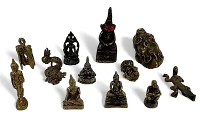 Miniatuur messing/bronzen boeddha's, amuletten en beeldjes - Zuidoost Azië, 20e eeuw – kavel bij Veilinghuis Klinkhamer, Groningen