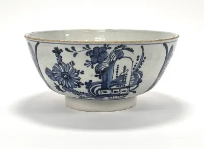 Delfts aardewerk schaal met blauw-wit floraal decor, 18e eeuw – kavel bij Veilinghuis Klinkhamer, Groningen