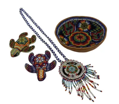 Kralenwerk, Huichol – schaal, ketting en twee schildpadden, Mexico, 20e eeuw – kavel bij Veilinghuis Klinkhamer, Groningen