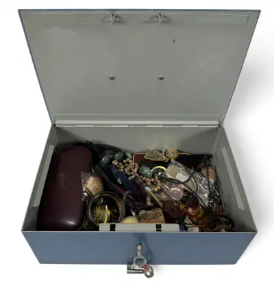 Metalen kistje met inhoud – sieraden en curiosa, 20e eeuw – kavel bij Veilinghuis Klinkhamer, Groningen