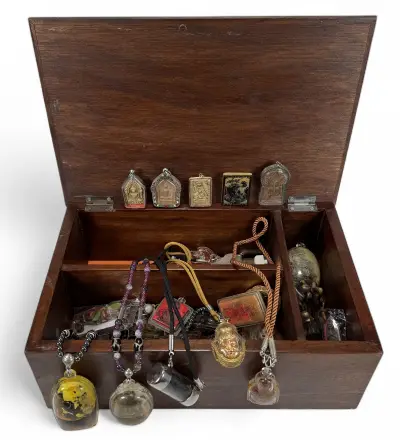 Houten kist met boeddhistische sieraden en amuletten, 20e eeuw – kavel bij Veilinghuis Klinkhamer, Groningen