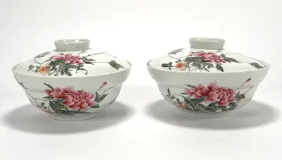 Porseleinen dekschalen – famille rose pioenen en kalligrafie, China, 20e eeuw – kavel bij Veilinghuis Klinkhamer, Groningen