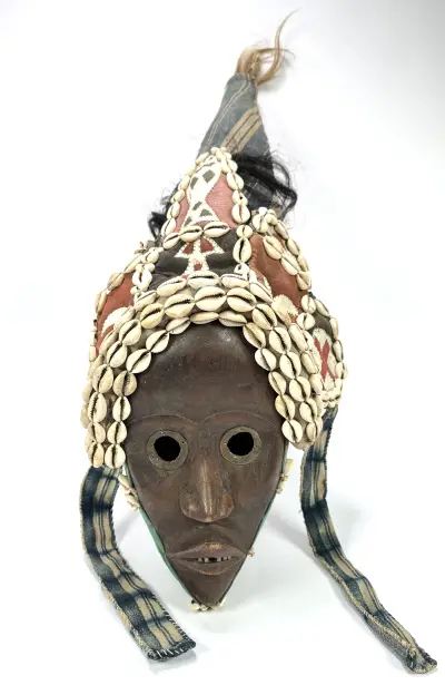 Dan-masker, Ivoorkust – hout, textiel, schelpen en vezels, Afrika, 20e eeuw – kavel bij Veilinghuis Klinkhamer, Groningen