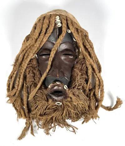 Masker - hout met vezel- en schelpversiering, West-Afrika, 20e eeuw – kavel bij Veilinghuis Klinkhamer, Groningen