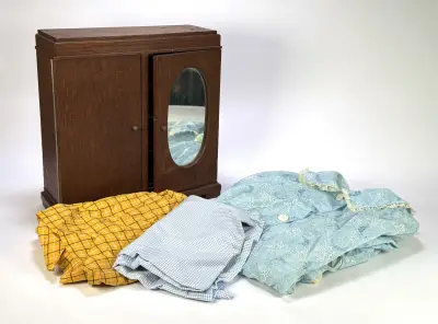 Art Deco poppenkastje met Gerzon jurk en stoffen, 20e eeuw – kavel bij Veilinghuis Klinkhamer, Groningen
