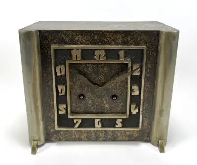 Art Deco mantelklok, Junghans – vernikkeld messing en gepatineerd metaal, ca. 1930 – kavel bij Veilinghuis Klinkhamer, Groningen