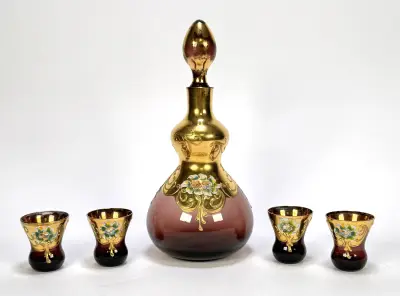 Karaf met vier glaasjes – glas met verguld decor en emaille bloemmotieven, Bohemen, midden 20e eeuw – kavel bij Veilinghuis Klinkhamer, Groningen