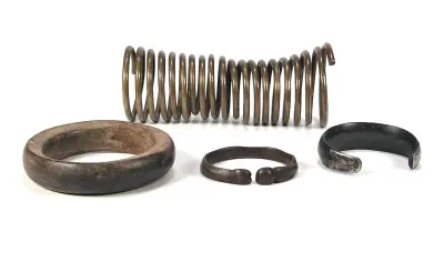 Metalen en houten armbanden, West-Afrika, midden 20e eeuw – kavel bij Veilinghuis Klinkhamer, Groningen