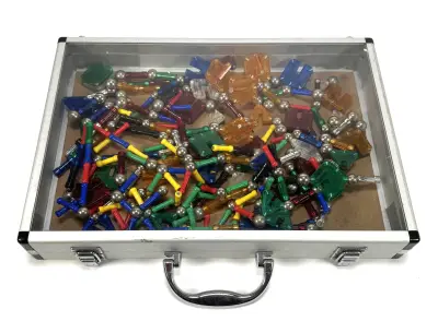 Magnetisch constructiespeelgoed in koffer, begin 21e eeuw – kavel bij Veilinghuis Klinkhamer, Groningen