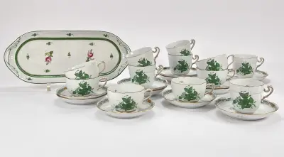 Porseleinen serveerschaal en kop-en-schotels, Herend - Chinese Bouquet Green, Hongarije, tweede helft 20e eeuw – kavel bij Veilinghuis Klinkhamer, Groningen