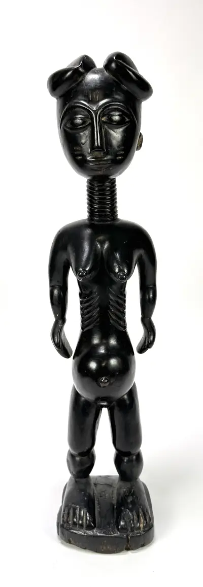 Akan houten beeld – staande vrouwelijke figuur, West-Afrika, 20e eeuw – kavel bij Veilinghuis Klinkhamer, Groningen