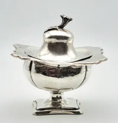 Biedermeier zilveren suikercoupe op voet met deksel, Dirk van Arcken - Leeuwarden, 1849 – kavel bij Veilinghuis Klinkhamer, Groningen