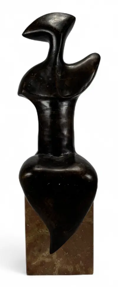 Bronzen beeld op marmeren sokkel - abstract gestileerde figuur, 20e eeuw – kavel bij Veilinghuis Klinkhamer, Groningen