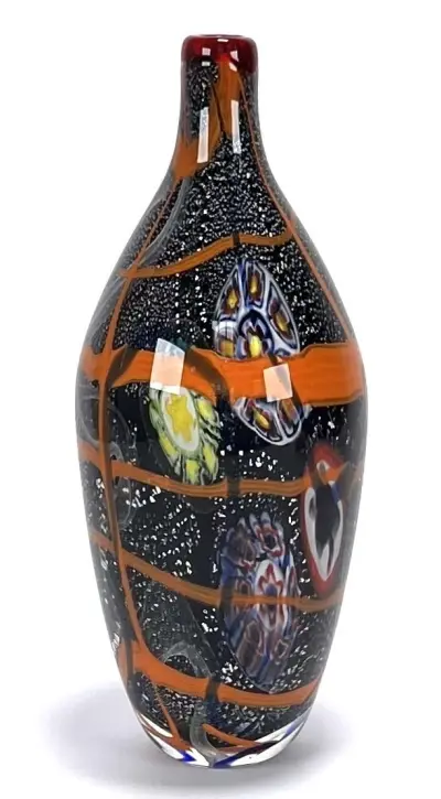 Murano flesvaas – zwart met oranje decor en murrine, Italië, jaren 60 – kavel bij Veilinghuis Klinkhamer, Groningen