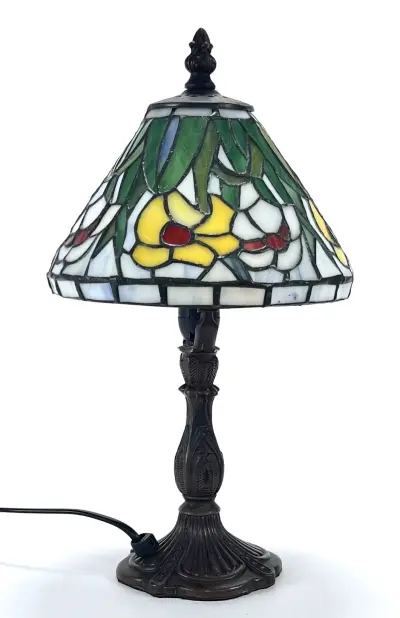 Glas-in-lood tafellamp - Tiffany stijl met bloemmotief, eind 20e eeuw – kavel bij Veilinghuis Klinkhamer, Groningen