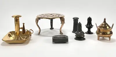 Messing en tinnen tafelaccessoires – kandelaar, wierookpotje, peper en zout, doosje en onderzetter, 20e eeuw – kavel bij Veilinghuis Klinkhamer, Groningen