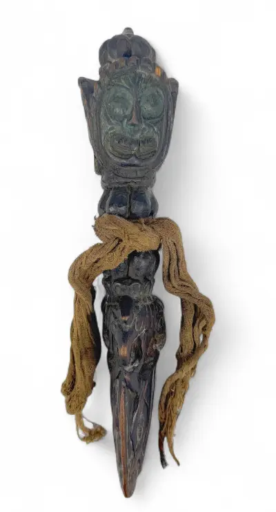 Houten phurba - boeddhistisch ritueel object, Tibet, 20e eeuw – kavel bij Veilinghuis Klinkhamer, Groningen