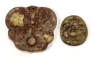 Amuletten – draak en Budai, China, 20e eeuw – kavel bij Veilinghuis Klinkhamer, Groningen